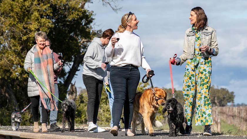 Dog walkers in Coonawarra